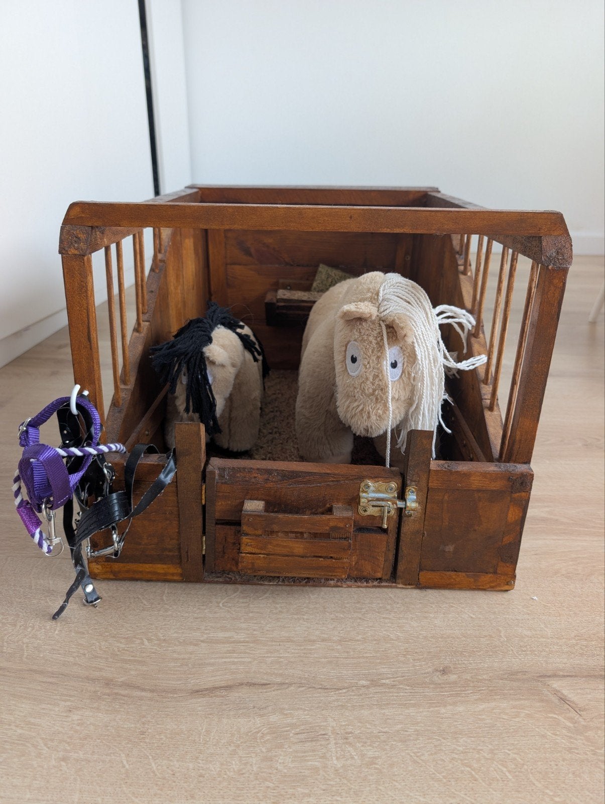 Houten stal voor een crafty pony, Ophalen
