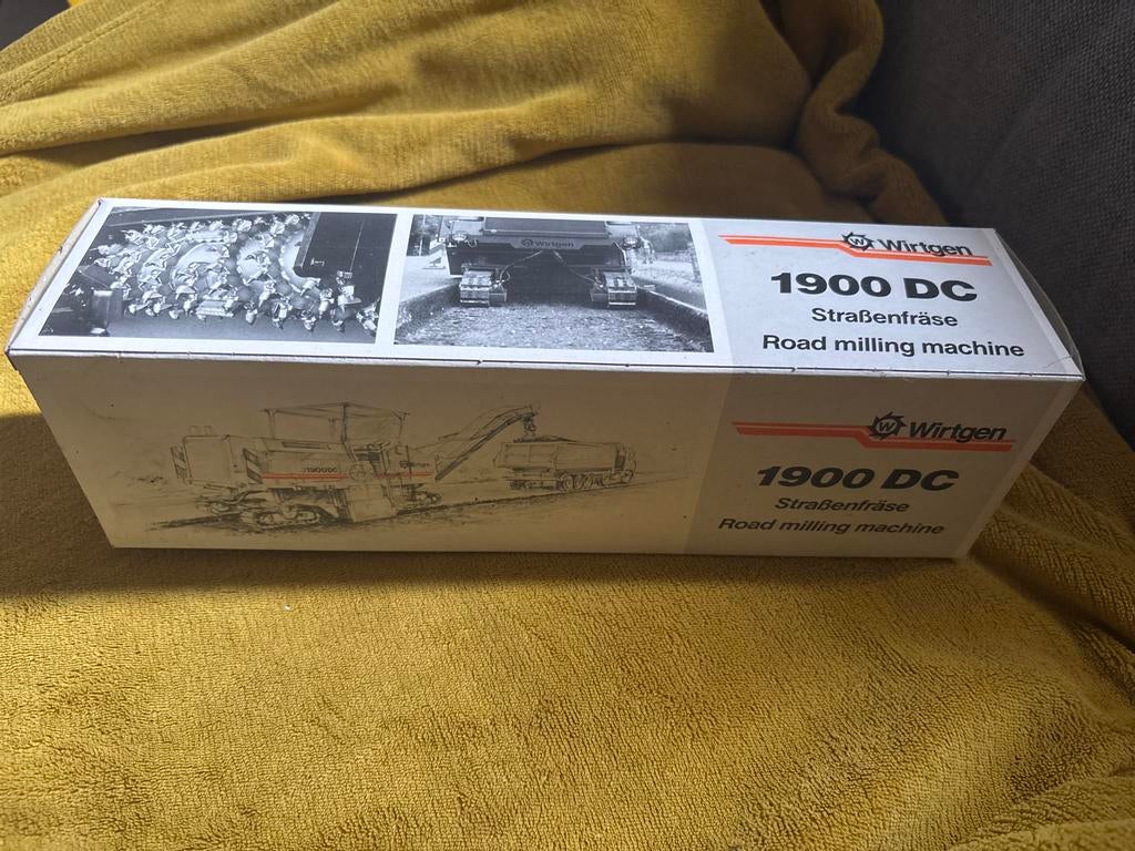 Wirtgen 1900 DC Wegenfrees Model - Nieuw in Doos, Hobby en Vrije tijd, Overige merken, 1:50 of kleiner, Overige typen, Nieuw