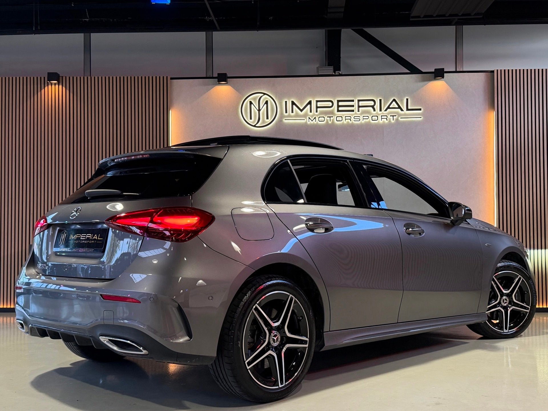 Mercedes-Benz A-klasse 250 e AMG Pano|Memory|360|Burmester|K, Auto's, Dealer onderhouden, 4 cilinders, Bedrijf, Nieuw