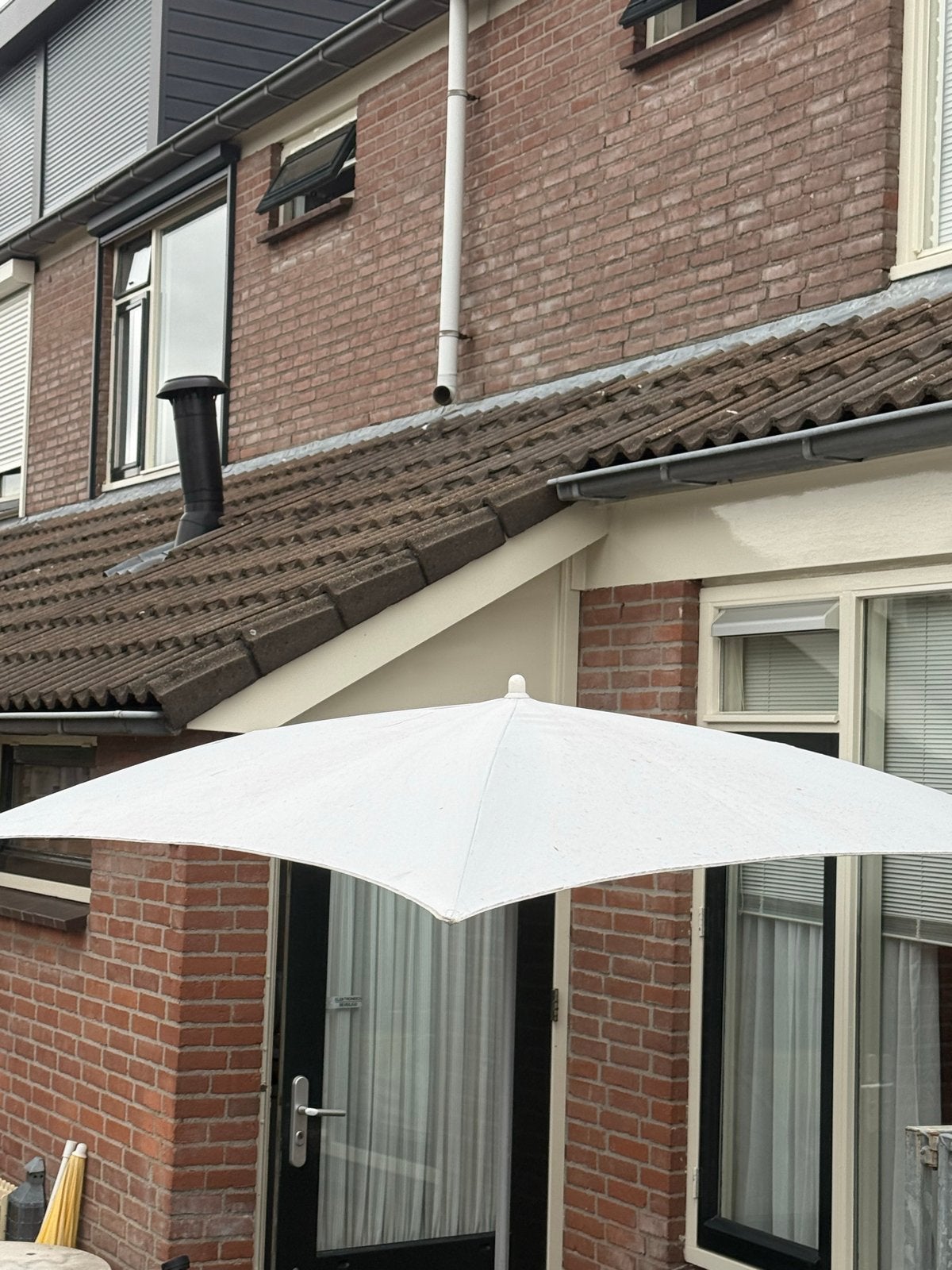 Grote parasol met stevige beton parasolvoet, Ophalen of Verzenden, Gebruikt, 2 tot 3 meter, Stokparasol