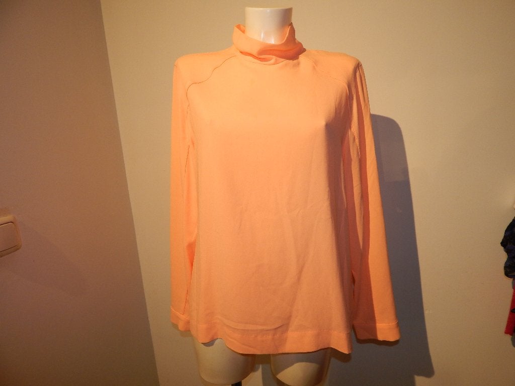 Marccain prachtige top koraal oranje tint kolletje rits rug5