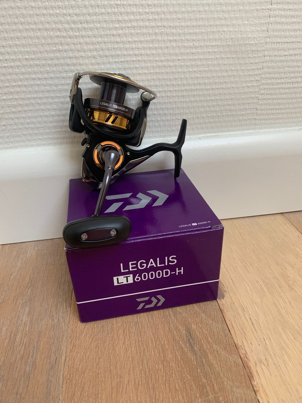 Nieuwe Daiwa Legalis LT 6000D-H molen, 5 lagers, Watersport en Boten, Hengelsport | Roofvissen, Molen, Daiwa, Nieuw, Ophalen of Verzenden