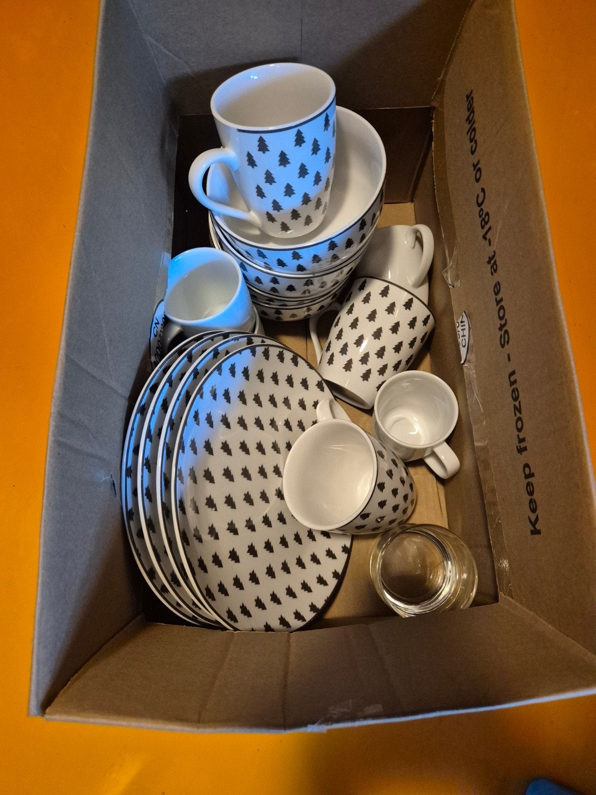 Servies set met kerstboom design, Huis en Inrichting, Ophalen, Gebruikt, Keramiek, Modern