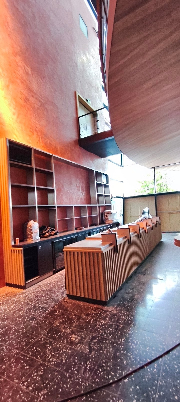 6 meter eikenhouten bar met RVS achterwand en 2 spoelbakken, Ophalen of Verzenden