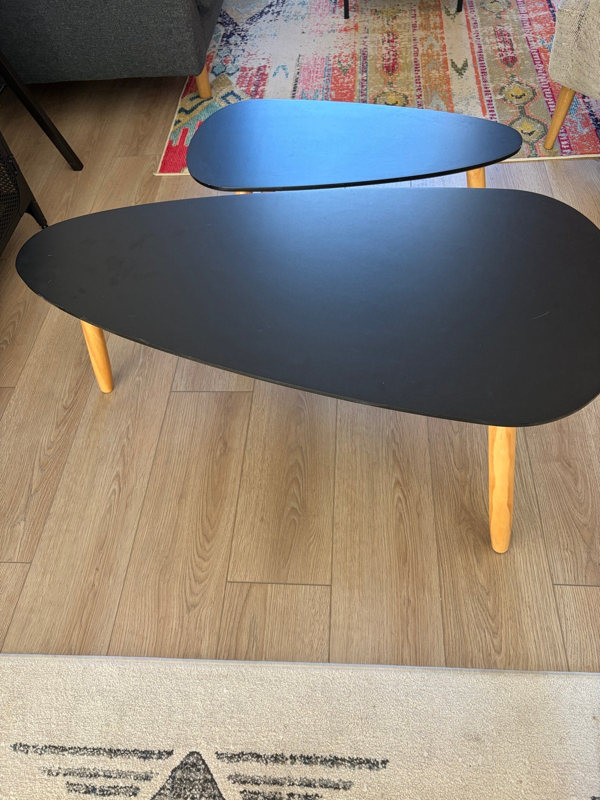 Set van 2 zwarte salontafels met houten poten, Ophalen, 50 – 75, 50 tot 100 cm, Zo goed als nieuw