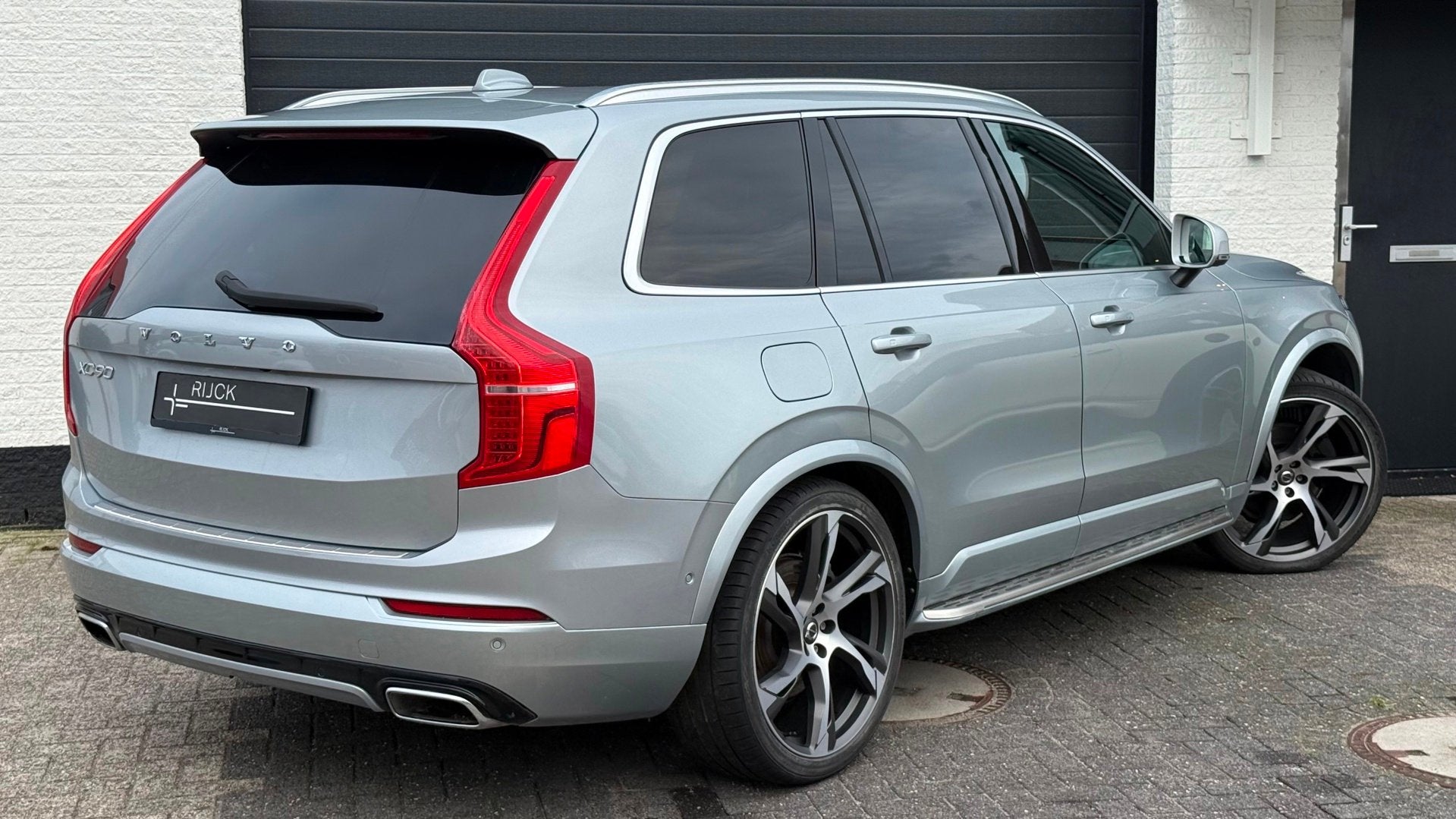 Volvo XC90 2.0 T8 Twin Engine AWD R-Design | B&W | Massage |, Auto's, Dealer onderhouden, Gebruikt, Zwart, 7 stoelen
