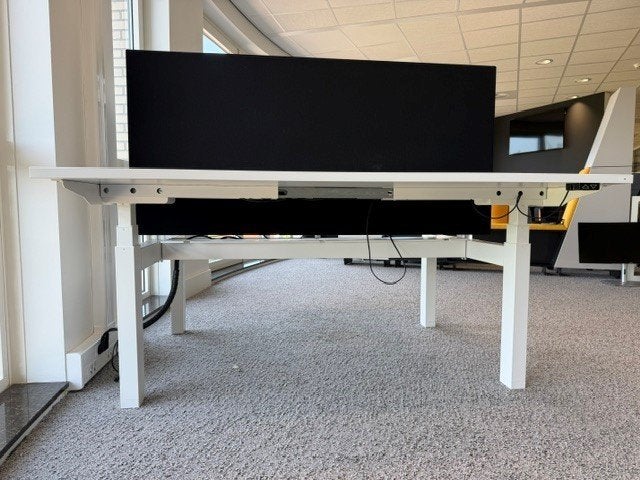 Foto 7 van Elektrische zit-sta duo-bureau met kabelgoot, verdeler, 21st