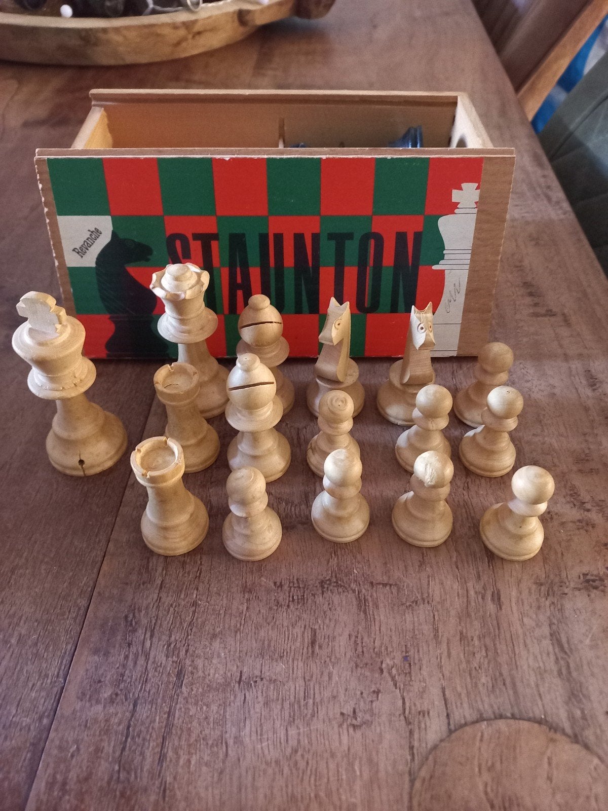 Vintage Staunton Schaakstukken in Houten Doos, Hobby en Vrije tijd, Gezelschapsspellen | Bordspellen, Gebruikt, Een of twee spelers
