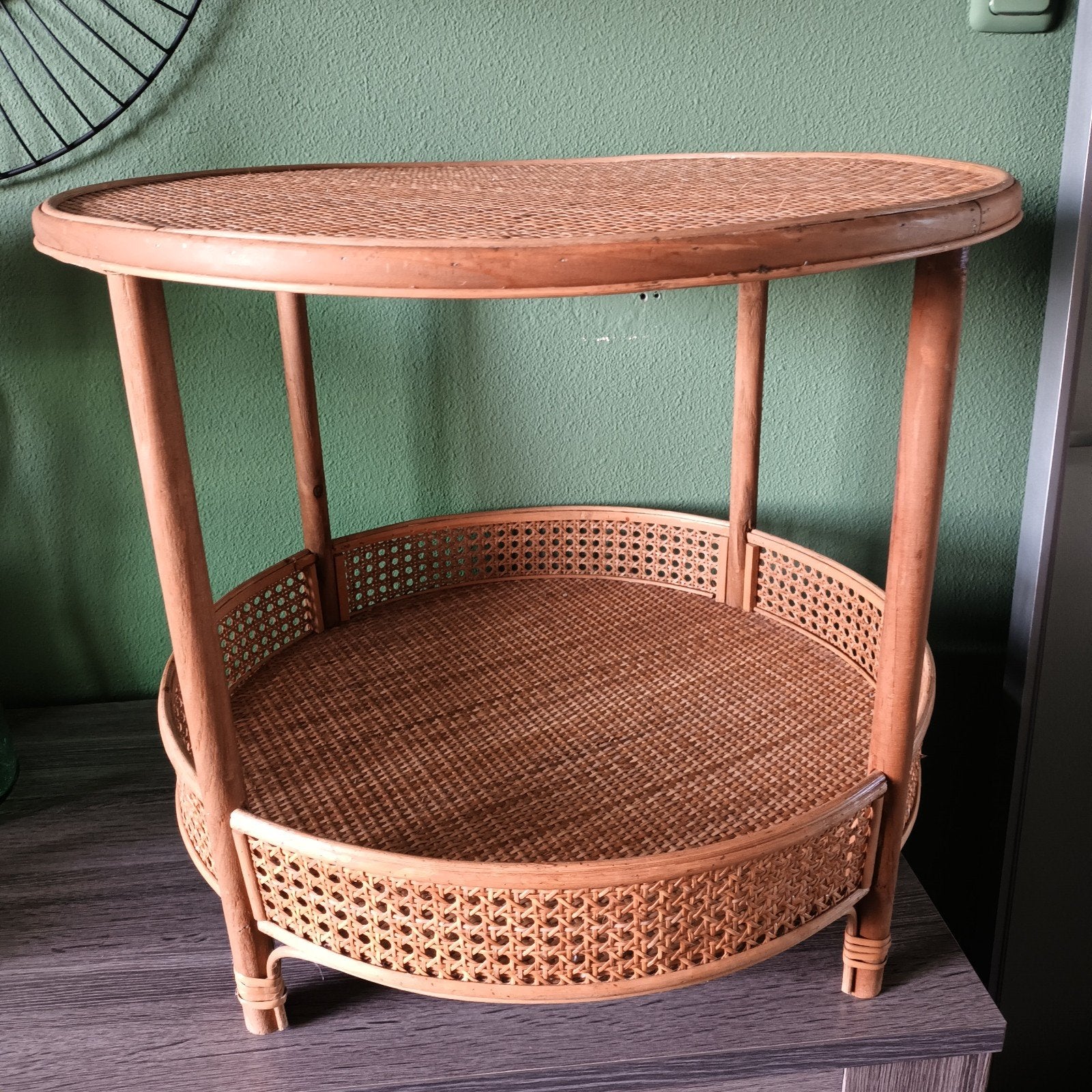 Rotan webbing bijzettafel met twee niveaus, Minder dan 55 cm, Rond, Ophalen of Verzenden, Zo goed als nieuw