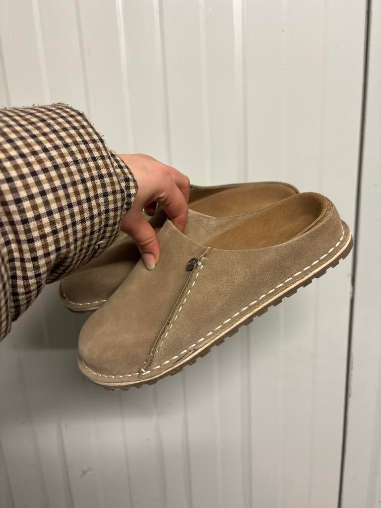 Birkenstock suède instappers - Zo goed als nieuw, Ophalen of Verzenden, Zo goed als nieuw, Beige, Instappers