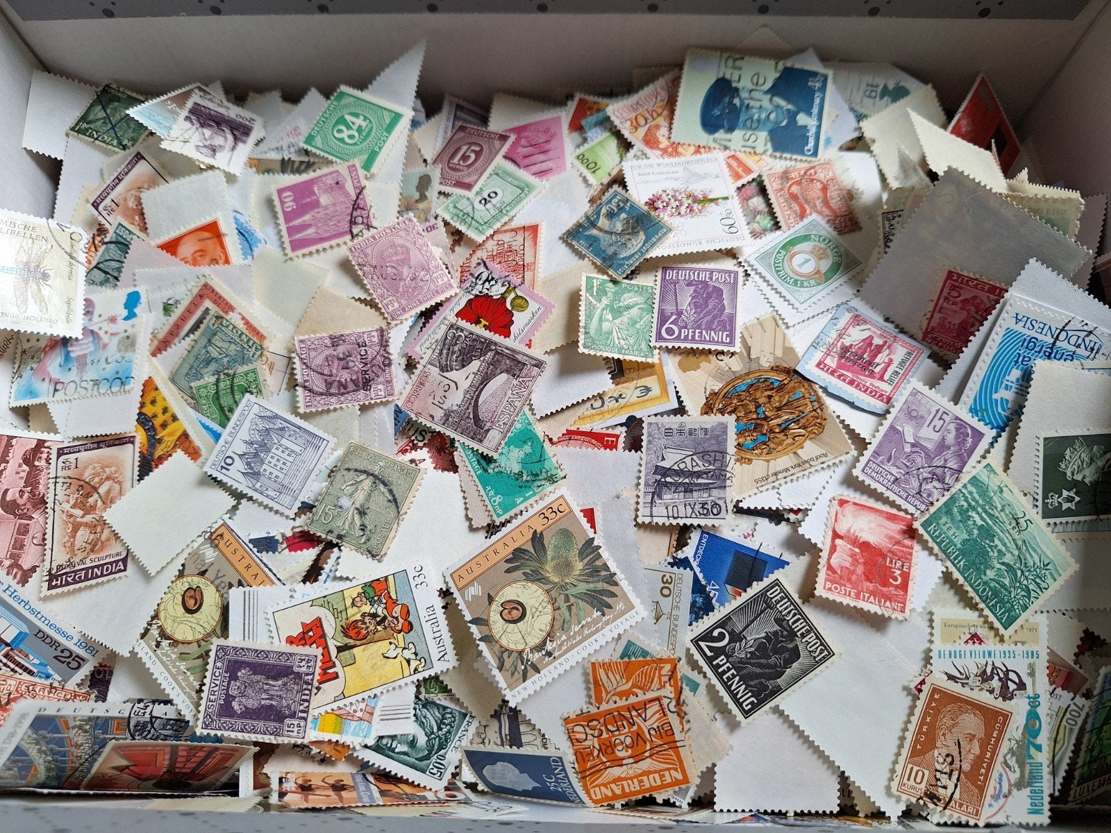 Grote doos met diverse postzegels (klassiek & modern), Postzegels en Munten, Postzegels | Volle albums en Verzamelingen, Ophalen of Verzenden