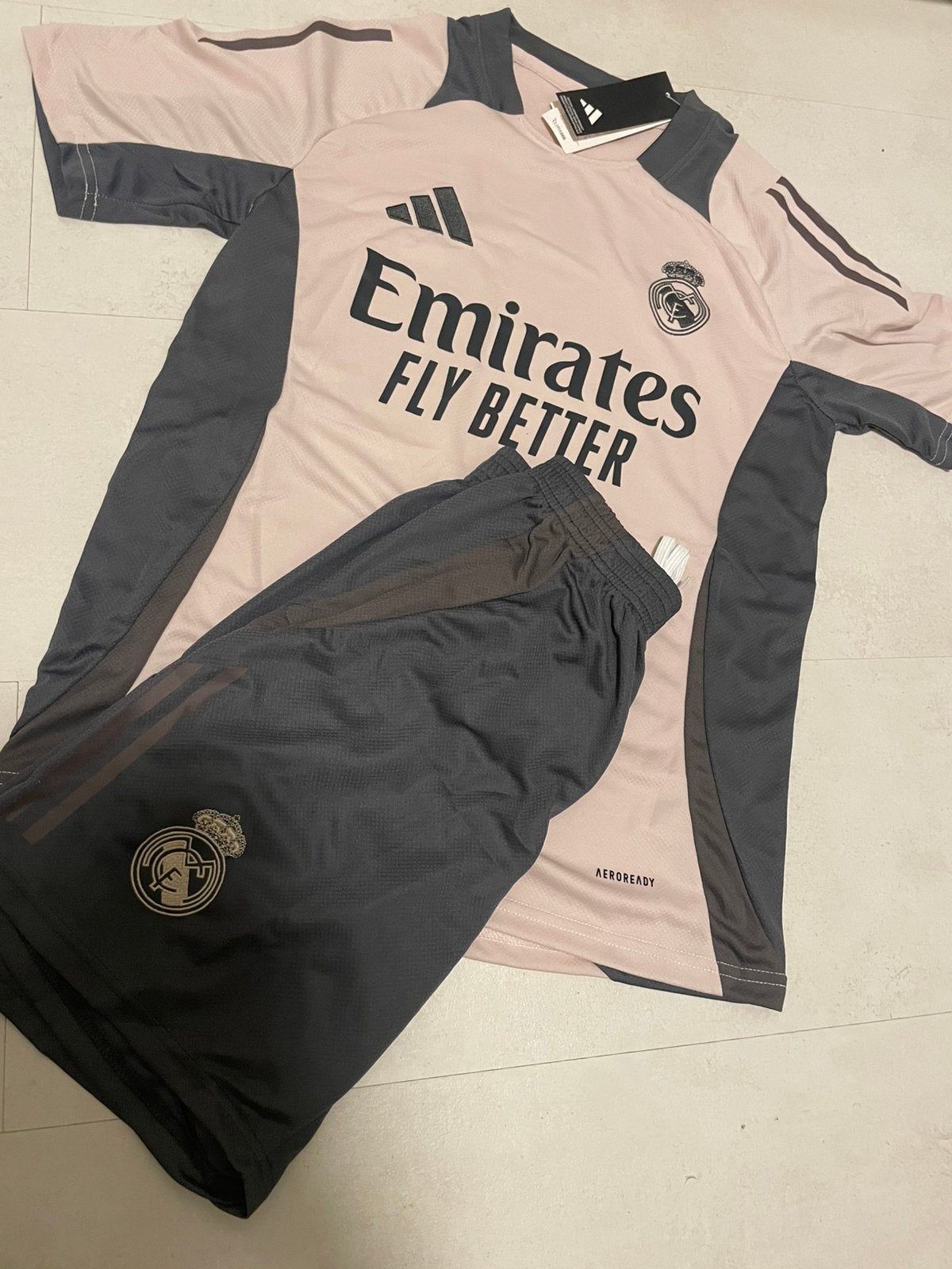 Real Madrijd short + Shirt set, Sport en Fitness, Voetbal, Ophalen of Verzenden, Zo goed als nieuw, Shirt