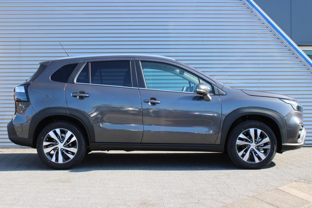 Suzuki S-Cross 1.4 Boosterjet Style Smart Hybrid (bj 2025), Auto's, Suzuki, Stof, Gebruikt, Zwart, 4 cilinders
