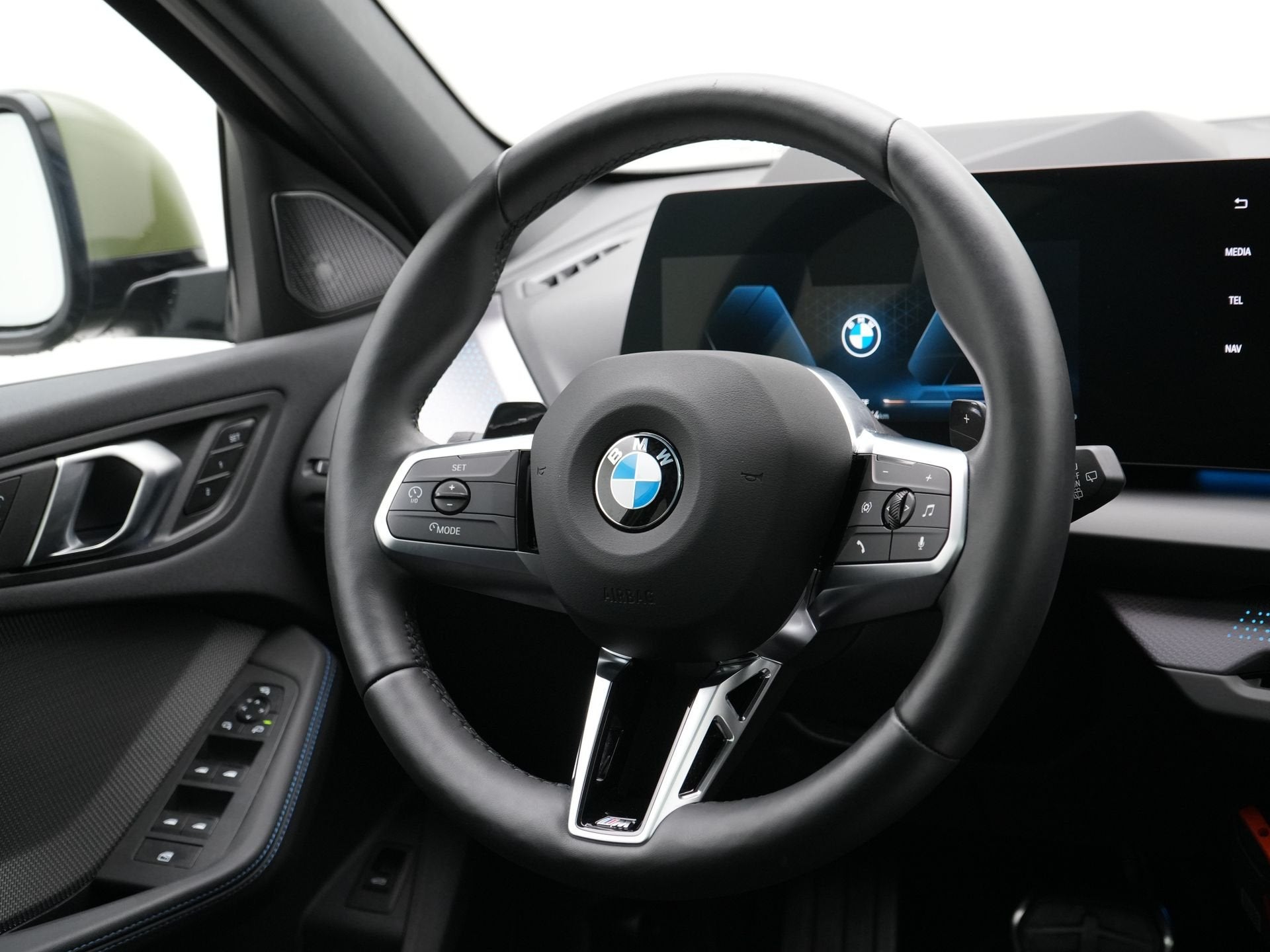 BMW 1 Serie 123 xDrive FROZEN URBAN GREEN (bj 2026), Auto's, 1998 cc, 4 cilinders, Met garantie (alle), 1505 kg