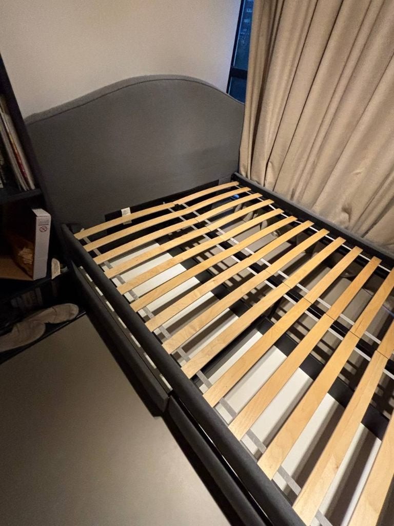IKEA HAUGA gestoffeerd bed 140x200 grijs + 2 opbergbakken, Ophalen, Tweepersoons, 140 cm, 200 cm