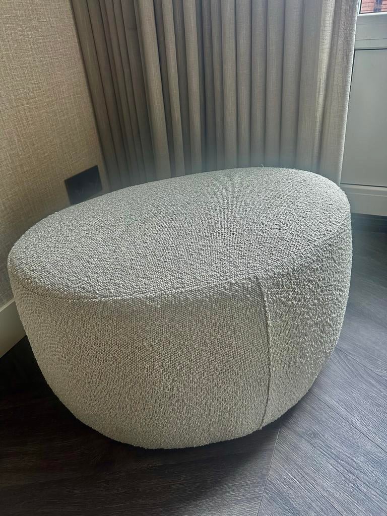 Mooie boucle poef van Eleonora - 70x45x40 cm, Minder dan 50 cm, 50 tot 75 cm, Ophalen of Verzenden, Zo goed als nieuw