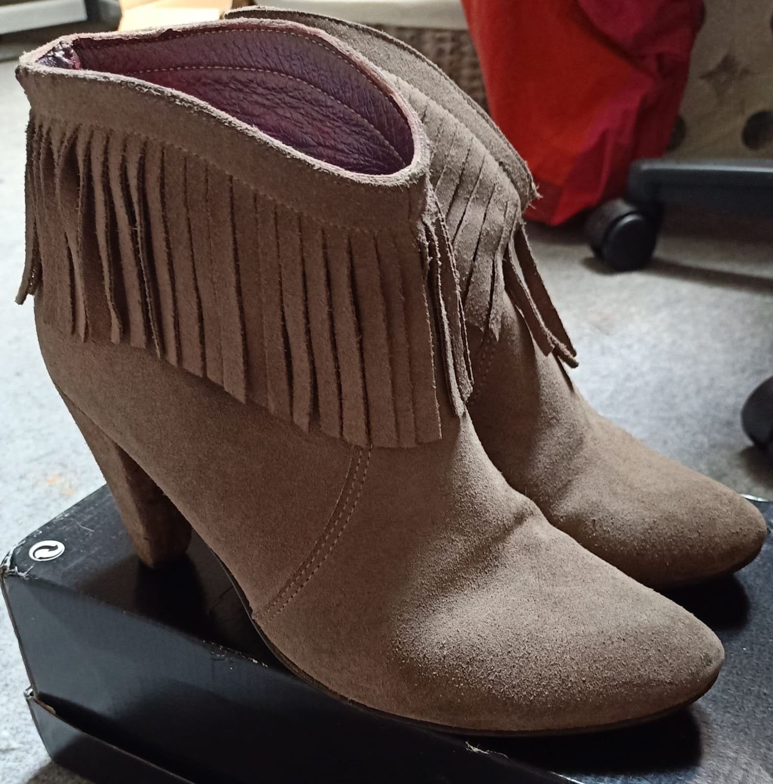 Sacha, suède pumps, franjes, taupe, 37,enkellaarsje, laarsje, Bruin, Lage of Enkellaarzen, Ophalen of Verzenden, Sacha