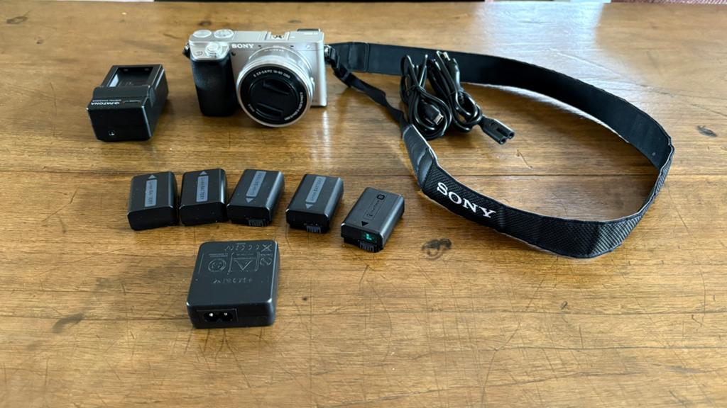 Sony Alpha A6000 systeemcamera met 5 batterijen, Audio, Tv en Foto, Fotocamera's Digitaal, Ophalen, Compact, Zo goed als nieuw