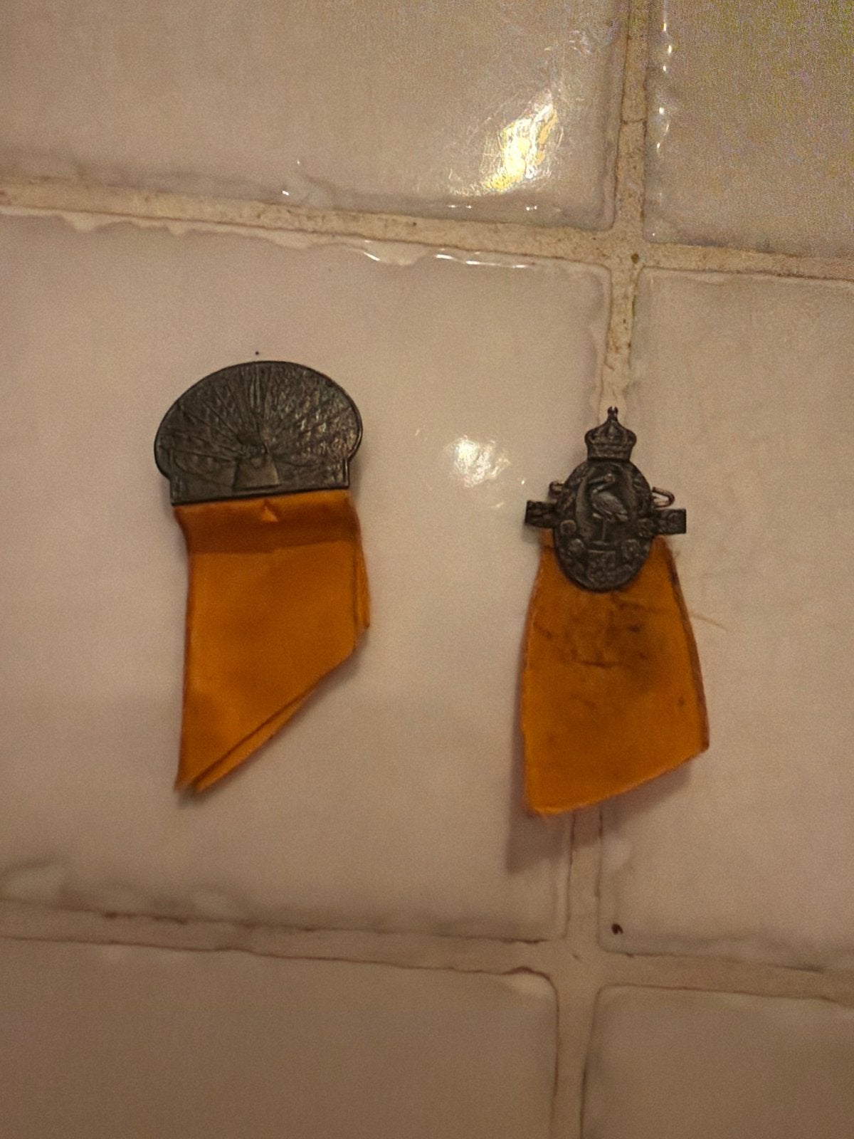 Oude militaire insignes met linten, Ophalen of Verzenden, Gebruikt