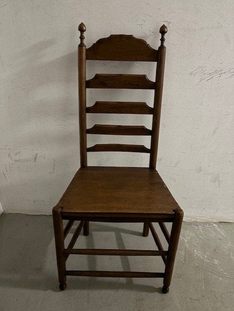 Antieke houten stoel met hoge rugleuning, Ophalen
