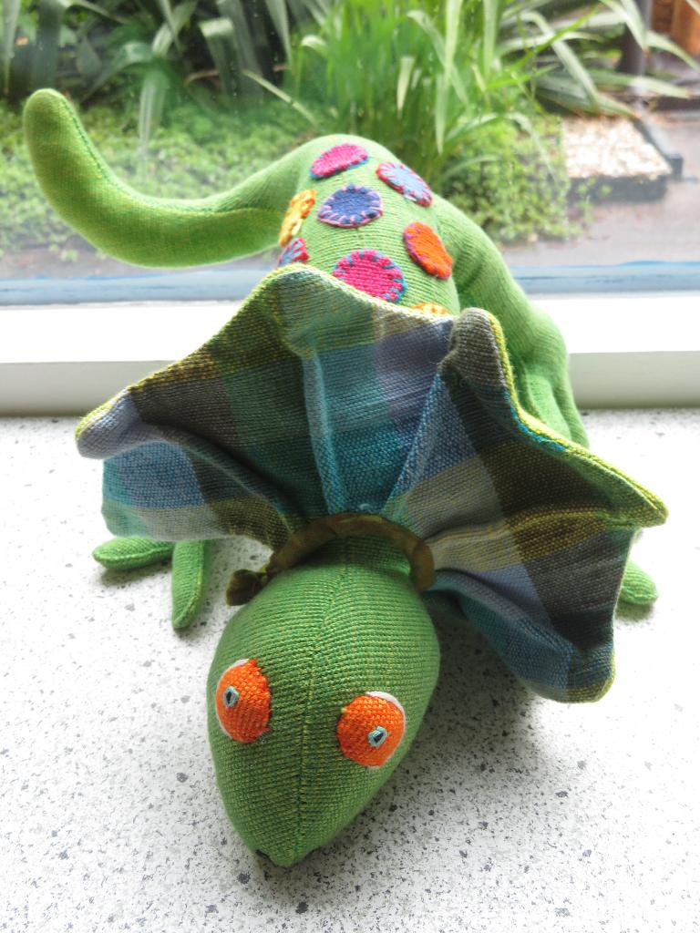 Hagedis of kraaghagedis handmade Barbara Sansoni SriLanka, Overige typen, Ophalen of Verzenden, Middelgroot (20 tot 80 cm), Meerkleurig