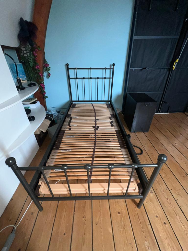 Bed met een elektrische lattenbodem 90x200, Huis en Inrichting, Slaapkamer | Bedden, Ophalen, 90 cm, Eenpersoons, Zwart