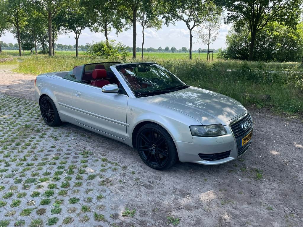 Audi S4 4.2 V8 Cabrio Quattro 253KW AUT 2004 Grijs, Auto's, Automaat, Cabriolet, 4 stoelen, 120 €/maand