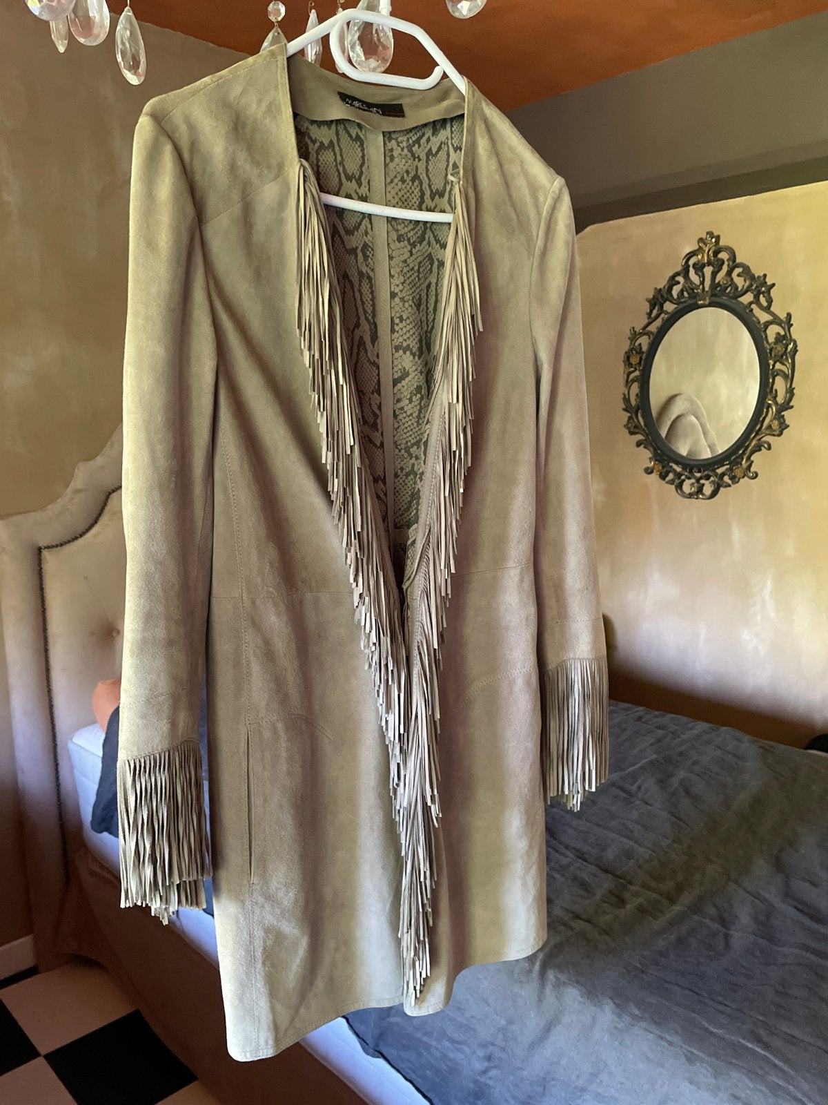 Exclusieve Marc Cain suède jas met franjes, camel, Ophalen of Verzenden, Zo goed als nieuw, Maat 38/40 (M), Beige