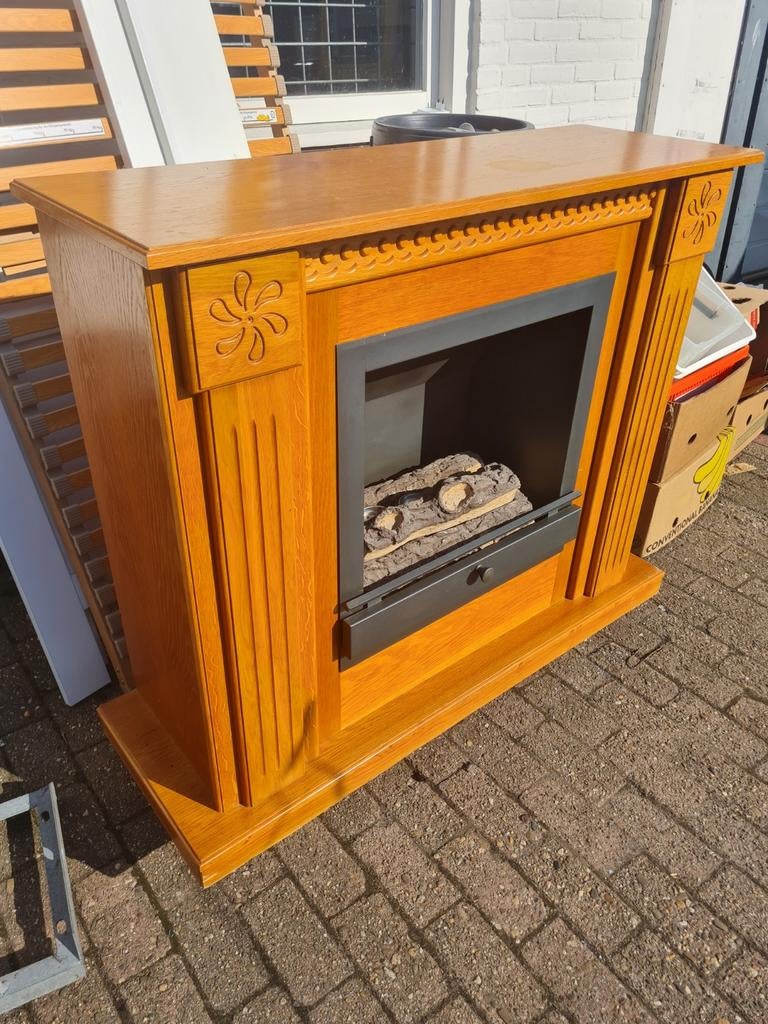 Sfeervolle gelhaard met klassieke ombouw, Ophalen, Gebruikt, Onbekend, Vrijstaande haard