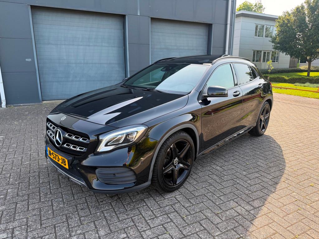 Mercedes-Benz GLA-klasse 180 Business Solution AMG Night Upg, Auto's, 4 cilinders, 715 kg, Leder en Stof, 1595 cc