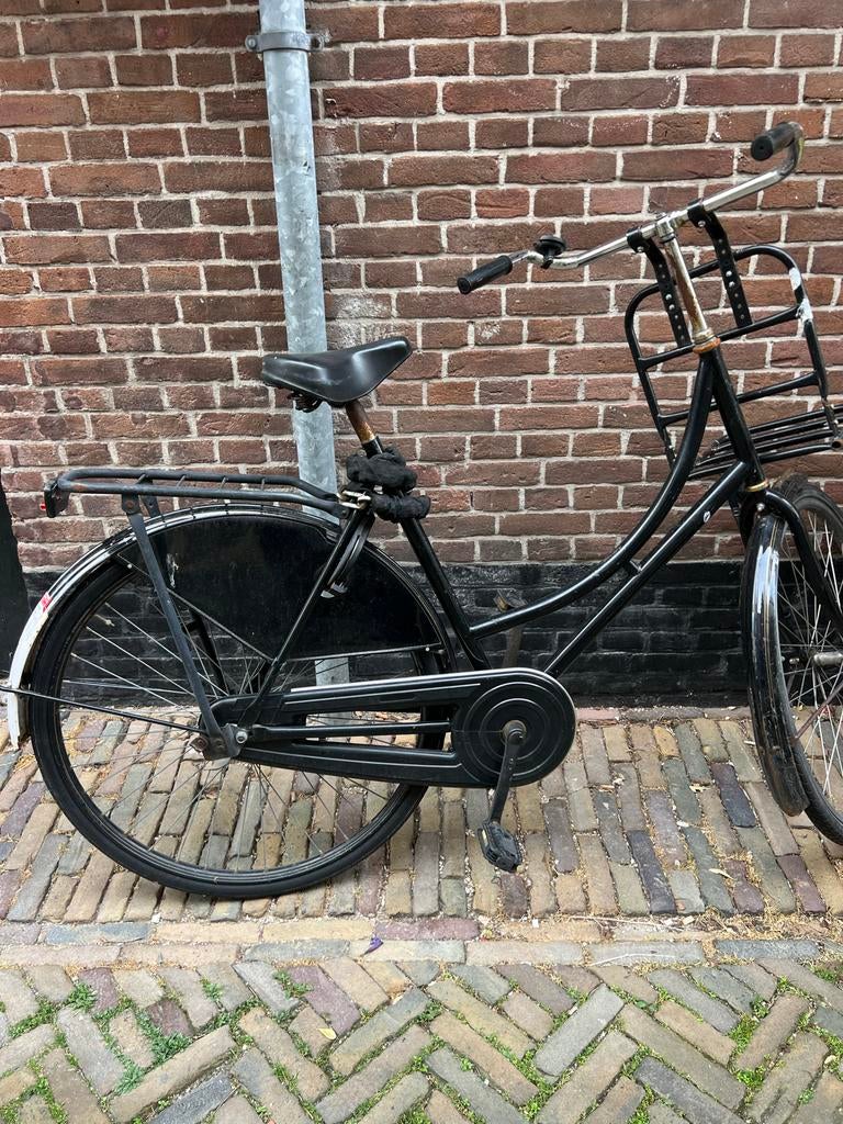 Zwarte damesfiets met voordrager en bagagedrager, Fietsen en Brommers, Fietsen | Dames | Damesfietsen, Terugtraprem, Ophalen, Overige merken