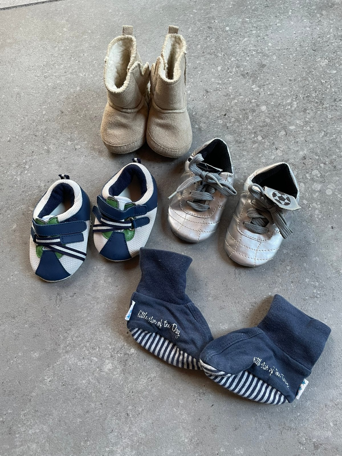Baby schoenen en sloffen 4 stuks, Ophalen of Verzenden, Nieuw, Jongetje of Meisje, Slofjes