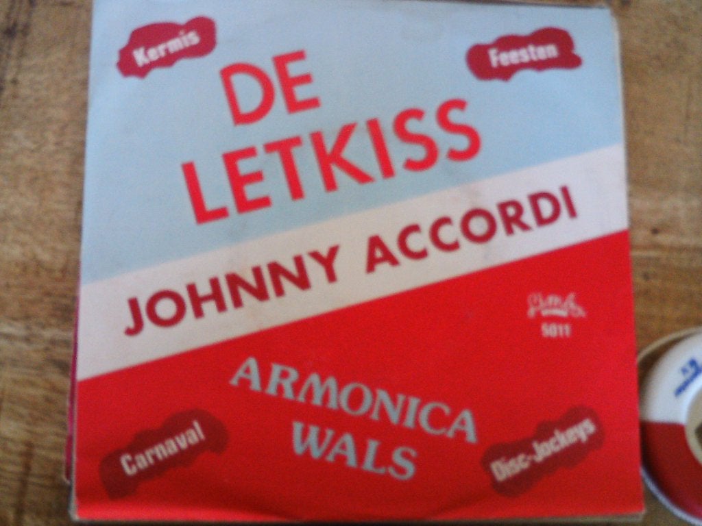 johnny accordi - de letkiss  10jul, 7 inch, Ophalen of Verzenden, Zo goed als nieuw, Fotohoes