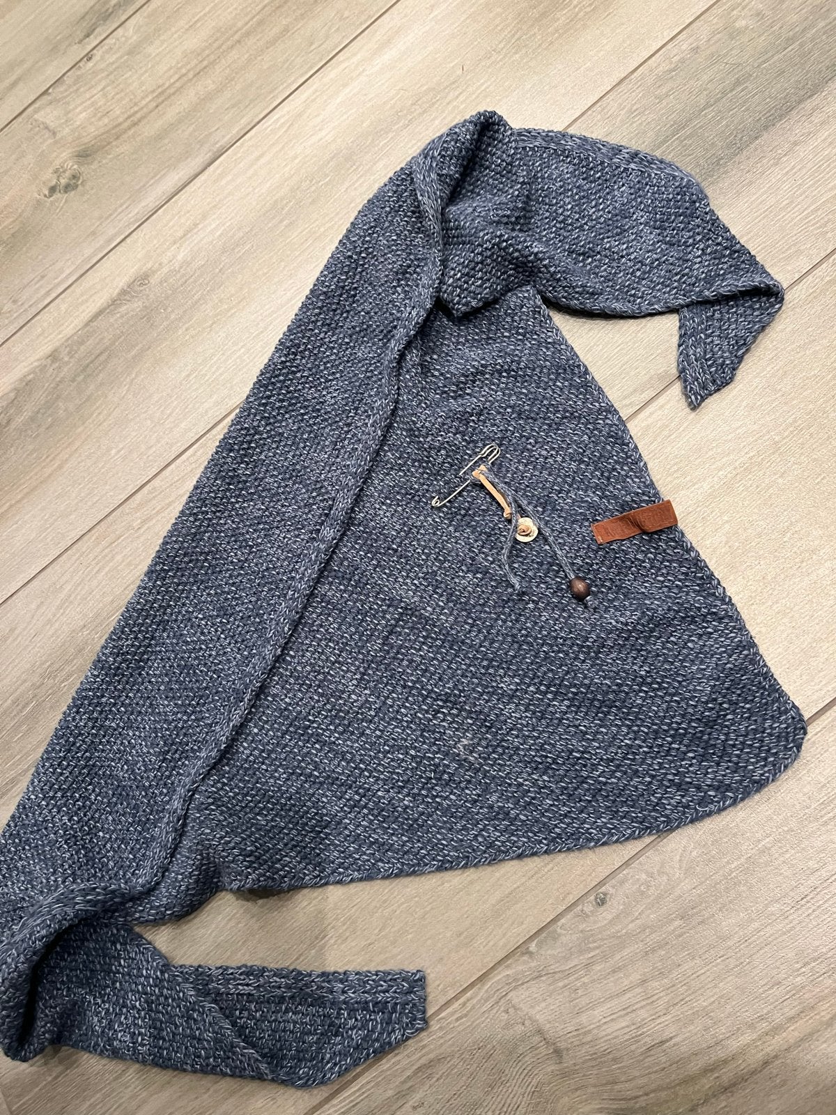 Handgebreide blauwe sjaal - driehoekig model, Ophalen of Verzenden, Zo goed als nieuw, Maat 46/48 (XL) of groter, Sjaal