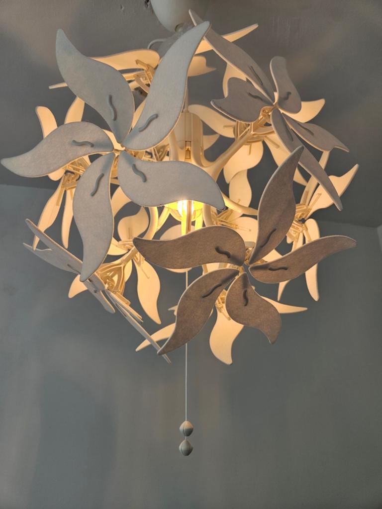 Unieke bloemvormige hanglamp voor meisjeskamer/woonkamer, Ophalen of Verzenden, Gebruikt, Overige materialen, Modern, Speels, Bloemig