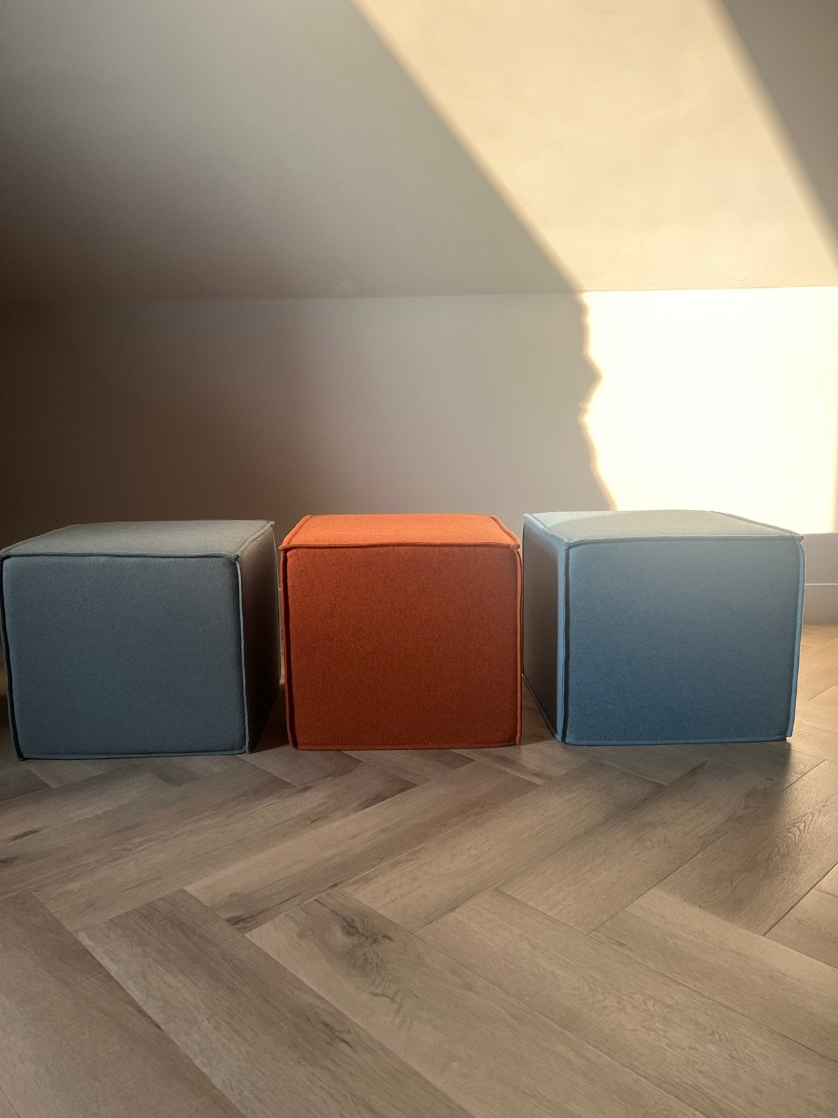 Set van 3 poefjes - 2x blauw, 1x oranje, Minder dan 50 cm, Vierkant, Ophalen of Verzenden, Zo goed als nieuw
