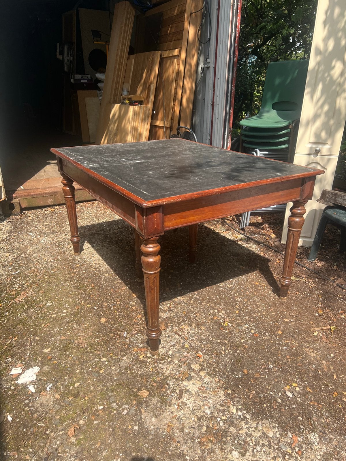 Antieke houten tafel met leren blad zoekt liefde, Ophalen
