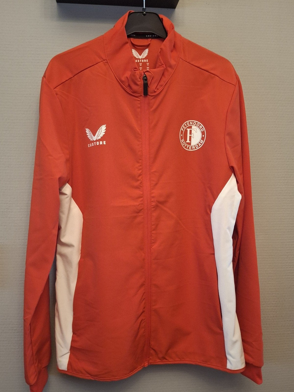 Feyenoord Castore Trainingsjack Rood Maat 42/44 (L), Maat 42/44 (L), Nieuw, Ophalen of Verzenden, Rood