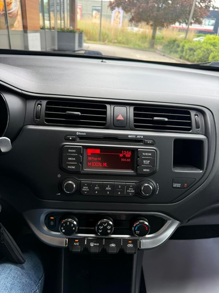 Autoradio, eventueel met front kia rio 2015, Auto diversen, Autoradio's, Ophalen of Verzenden, Zo goed als nieuw