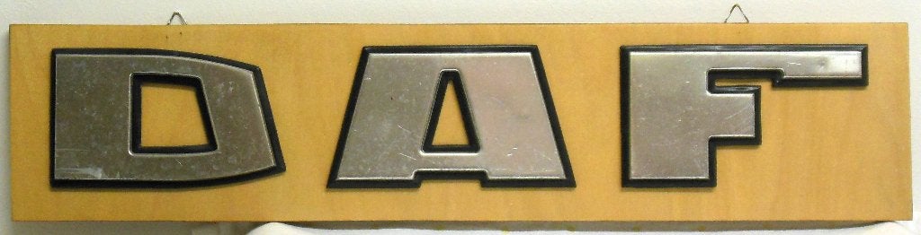 DAF. Auto embleem letters. Vrachtwagen. I.g.st. Op plankje., Ophalen of Verzenden, Gebruikt, Auto's
