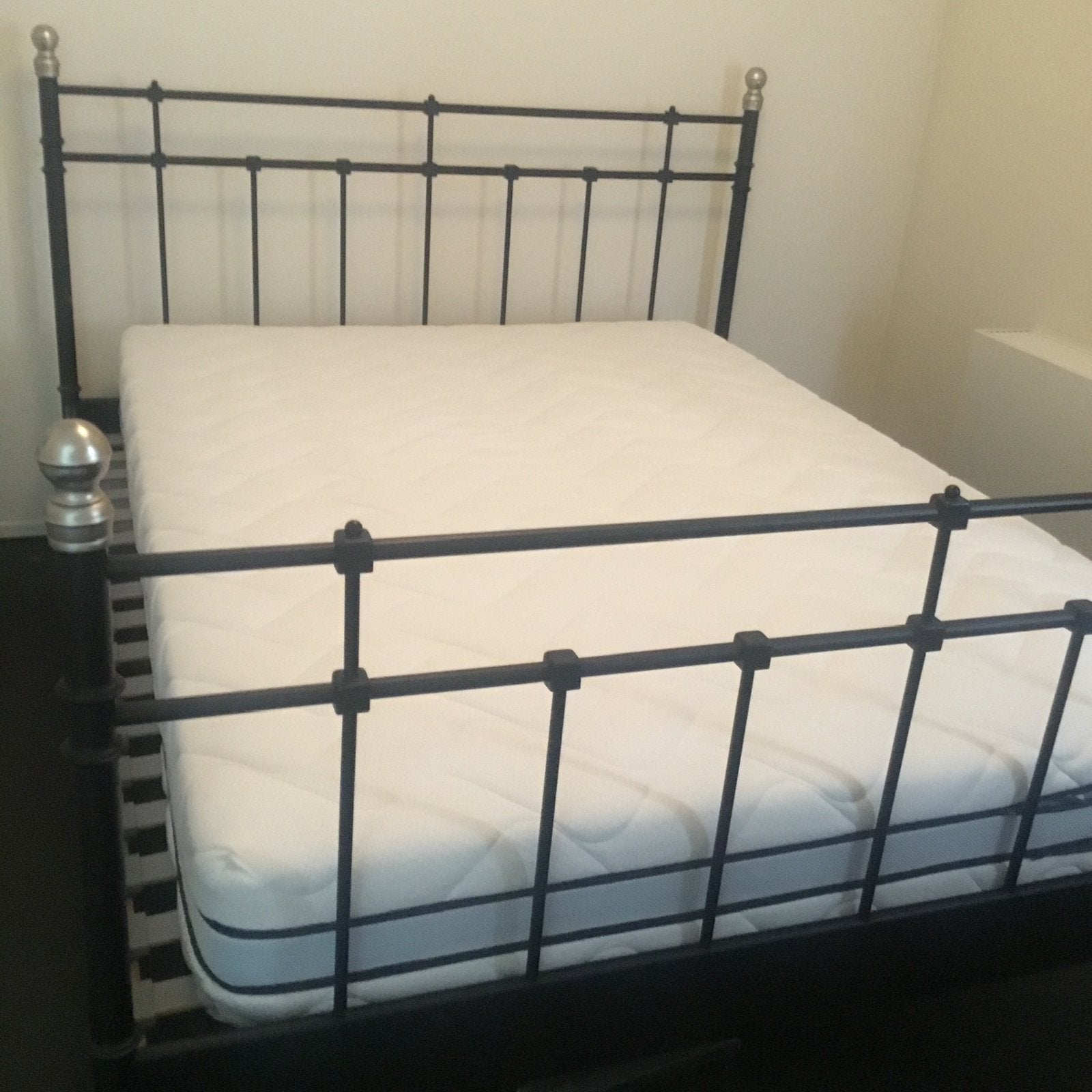 Ikea bed plus matras, Huis en Inrichting, Ophalen, Gebruikt, Zwart, Tweepersoons