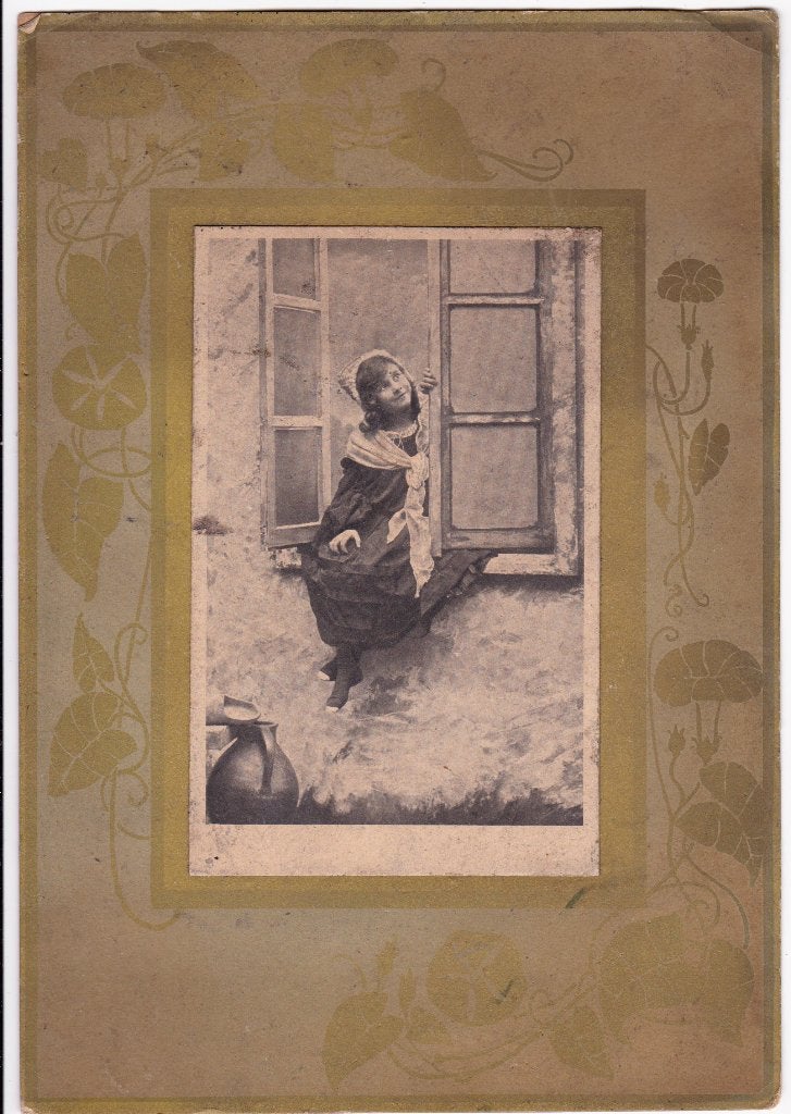 Grote Antieke Art Nouveau Foto Meisje in Raam, Verzamelen, Foto's en Prenten, Gebruikt, Foto, Kind, Voor 1940, Verzenden