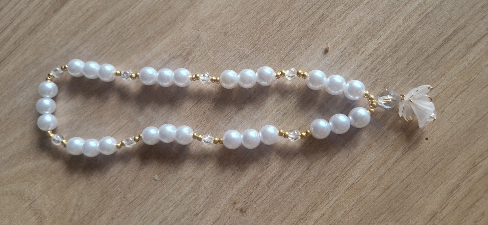 Elegante Witte Parel ketting met Gouden Accent en Bloem, Overige materialen, Wit, Zo goed als nieuw, Met bedels of kralen