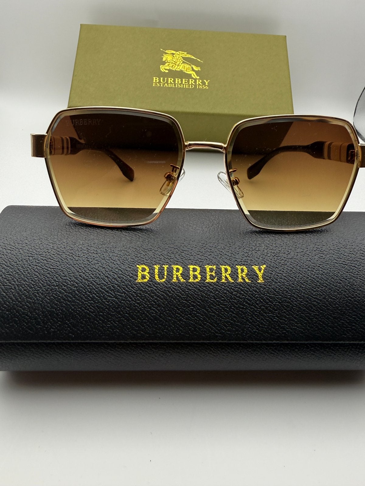 Burberry zonnebril 40 euro 3 voor 100 euro, Ophalen of Verzenden, Nieuw, Overige kleuren, Overige merken