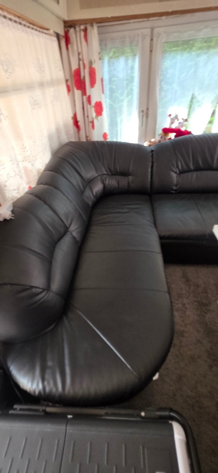 Zwarte leren hoekbank met opbergvak en uitschuifbed, Ophalen, 250 tot 300 cm, Gebruikt, Hoekbank