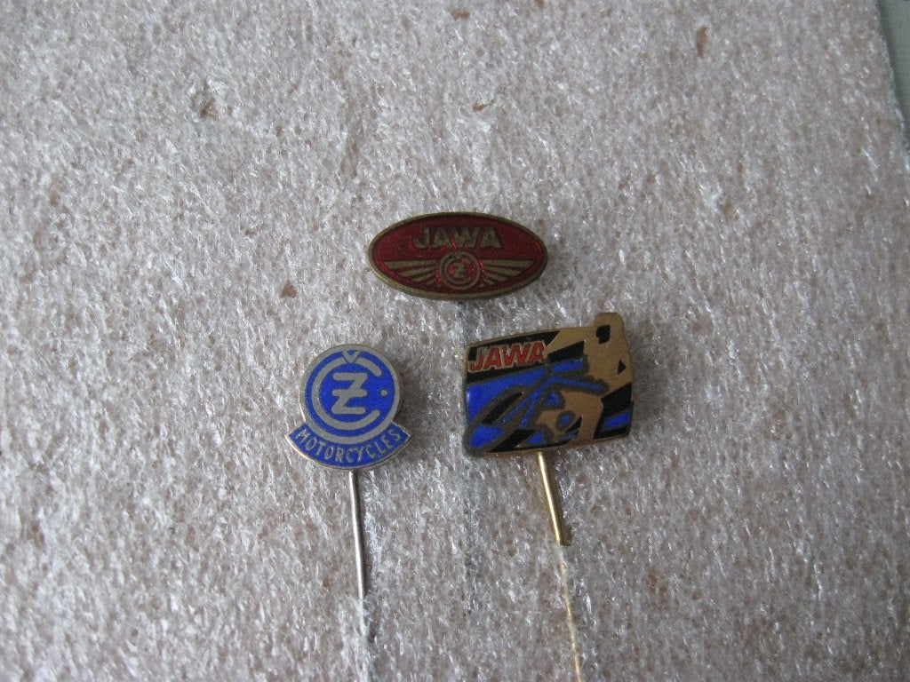 3 Mooie oude Emaille  MOTOREN spelden  - JAWA - CZ -, Motoren, Ophalen of Verzenden