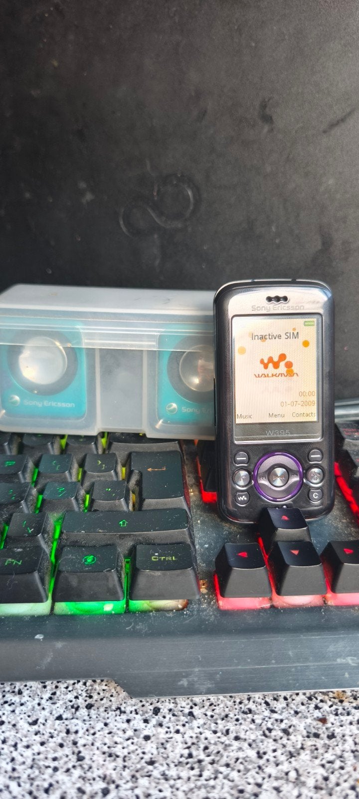 Sony Ericsson W395 Walkman - Nieuw in doos met speakers, Schuifmodel, Nieuw, Ophalen of Verzenden, Minder dan 3 megapixel