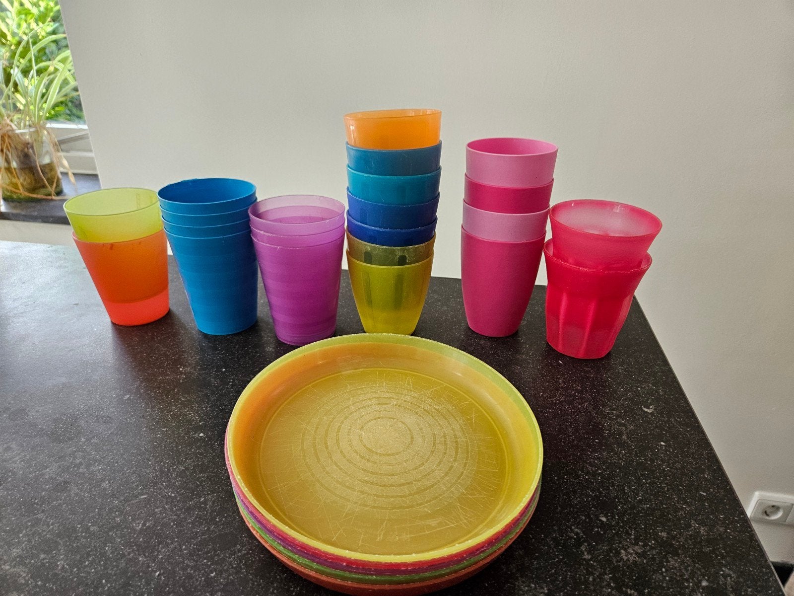 Kleurrijk servies: veel bekers en borden van kunststof, Huis en Inrichting, IKEA, Kunststof, Ophalen of Verzenden, Meerkleurig