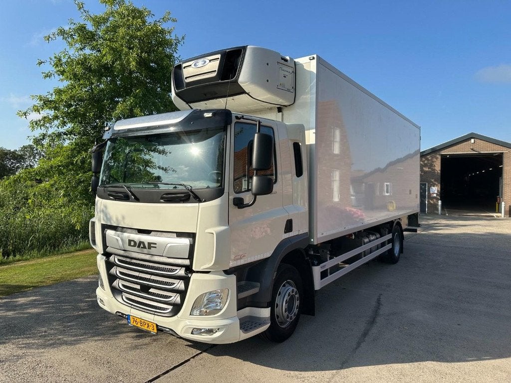 DAF CF 300 FA / NL TRUCK / KOEL-VRIES / ZIJDEUR / LAADKLEP /, Auto's, Achterwielaandrijving, Euro 6, Wit, Bedrijf