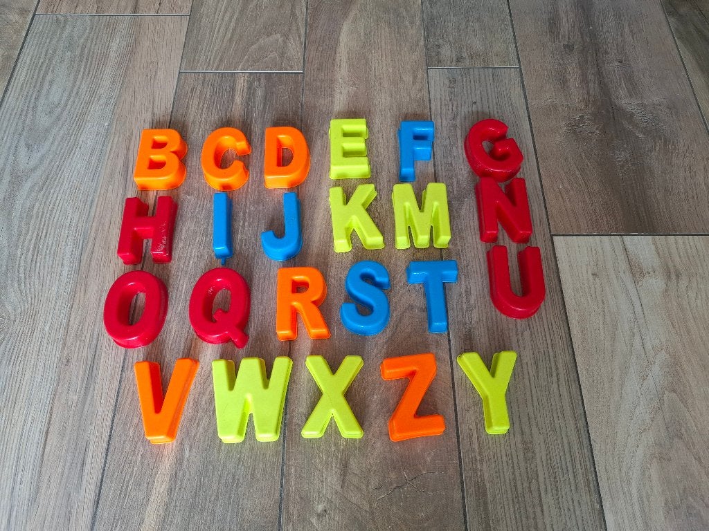 zandbak lettervormen / alfabetvormpjes – 23 stuks, Ophalen of Verzenden, Gebruikt